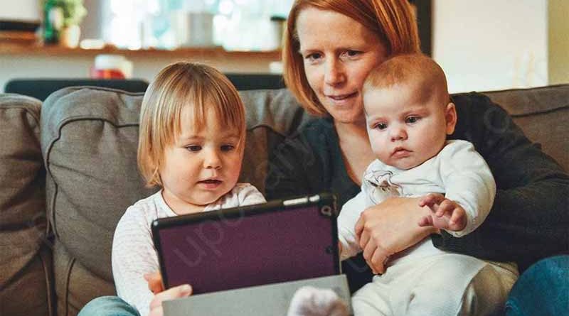 kids watching tab