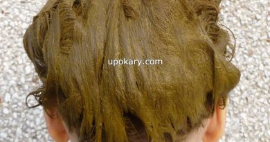 applying henna hair